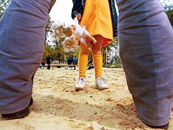 Pädophilie sieht man niemandem an: Ein Kind wird von einem Mann auf einem Spielplatz angesprochen. Foto: imago/Manja Elsässer