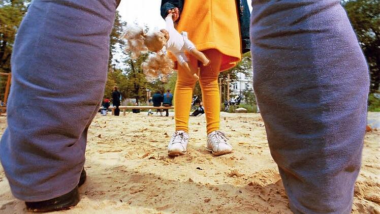 Pädophilie sieht man niemandem an: Ein Kind wird von einem Mann auf einem Spielplatz angesprochen. Foto: imago/Manja Elsässer