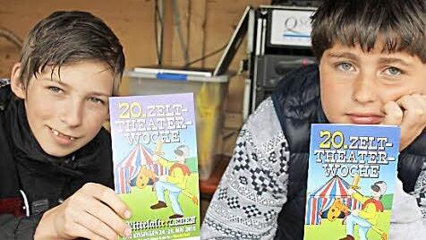 Florian (14, links) und Waldemar (11) zeigen, wo die n&auml;chsten Tage was los ist: Bei der Zelttheaterwoche in Bad Kissingen. Foto: Paul Ziegler