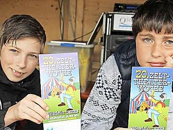 Florian (14, links) und Waldemar (11) zeigen, wo die nächsten Tage was los ist: Bei der Zelttheaterwoche in Bad Kissingen. Foto: Paul Ziegler