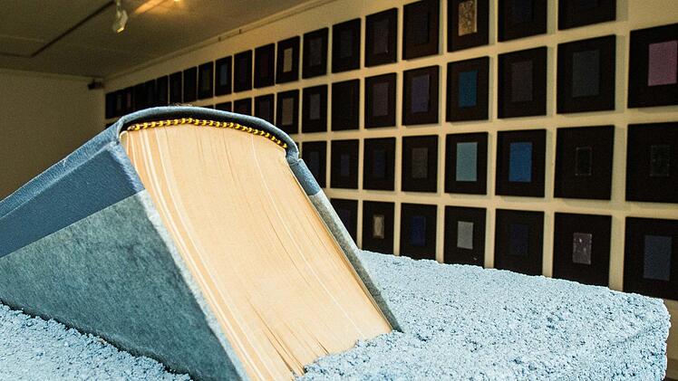 Dietmar Pfisters "Blaues Buch" vor der "Blauen Buchwand" im Studio des Kunstvereins Coburg. Foto: Jochen Berger