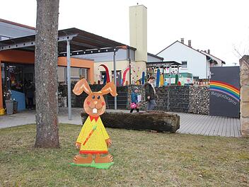 Dem Kindergarten "Regenbogen" stehen Bauarbeiten für eine neue Gruppe bevor. Der Baum in der linken Bildhälfte hat laut Architekt Jürgen Bergmann bei früheren Bauarbeiten "einen Treffer abbekommen". Er soll im Zug der Umbauten  einem Abstellraum für Kinderwägen weichen.  Eckehard Kiesewetter