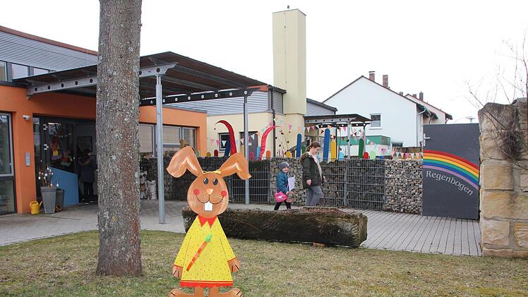 Dem Kindergarten "Regenbogen" stehen Bauarbeiten für eine neue Gruppe bevor. Der Baum in der linken Bildhälfte hat laut Architekt Jürgen Bergmann bei früheren Bauarbeiten "einen Treffer abbekommen". Er soll im Zug der Umbauten  einem Abstellraum für Kinderwägen weichen.  Eckehard Kiesewetter