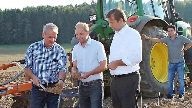 Konrad Rosenzweig setzt Bezirkstagskandidat Ulrich Sch&uuml;rr und Landrat Hermann Ulm &uuml;ber die Sorgen der Landwirte ins Bild.  Foto: privat