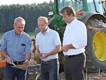 Konrad Rosenzweig setzt Bezirkstagskandidat Ulrich Sch&uuml;rr und Landrat Hermann Ulm &uuml;ber die Sorgen der Landwirte ins Bild.  Foto: privat