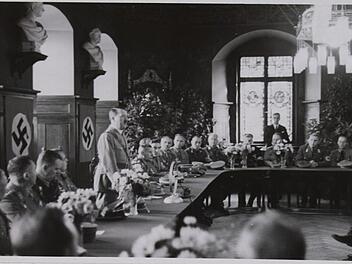 Am 19. Oktober 1935 sprach Adolf Hitler im Sitzungssaal des Coburger Rathauses.  Foto: Staatsarchiv Coburg, VI 9, 233