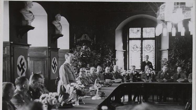 Am 19. Oktober 1935 sprach Adolf Hitler im Sitzungssaal des Coburger Rathauses.  Foto: Staatsarchiv Coburg, VI 9, 233