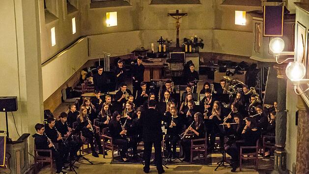 Gro&szlig;er Andrang: Zahlreiche Zuh&ouml;rer erlebten das Adventskonzert des Gymnasiums Albertinum in der Coburger Heilig-Kreuz-Kirche.Foto: Jochen Berger