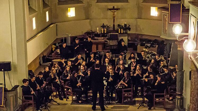 Großer Andrang: Zahlreiche Zuhörer erlebten das Adventskonzert des Gymnasiums Albertinum in der Coburger Heilig-Kreuz-Kirche.Foto: Jochen Berger