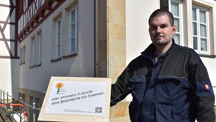 Andreas Michalka mit einem Schild, das die Öffentlichkeit informiert Foto: Petra Malbrich