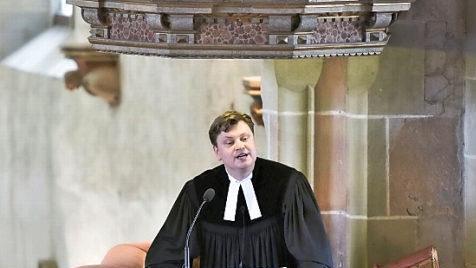 Auf der Kanzel der Marienkirche: Eine beeindruckende Predigt zum Thema Frieden hielt Pfarrer Peter Hohlweg im Rahmen des Gottesdienstes.
