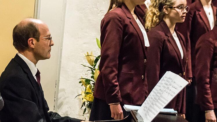 Beeindruckendes Wiederhören: Nach 2011 und 2014 gastierte der St. Peters Chorale aus Brisbane erneut in der Coburg Morizkirche und begeisterte mit seinem Gesang zahlreiche Zuhörer. An der Orgel und am E-Piano begleitete Phillip Gearing.Foto: Jochen Berger