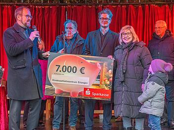 Erlanger Waldweihnacht: Rekordspende f&uuml;r Kinderpalliativzentrum