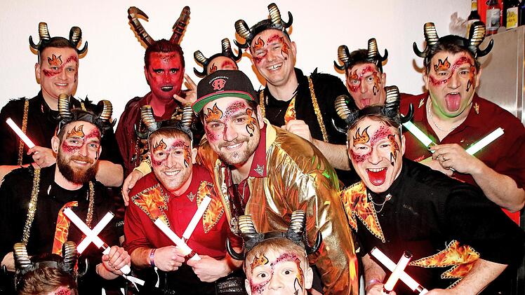 Die H&ouml;llenteufel aus Retzbach tanzten beim Weiberfasching.
