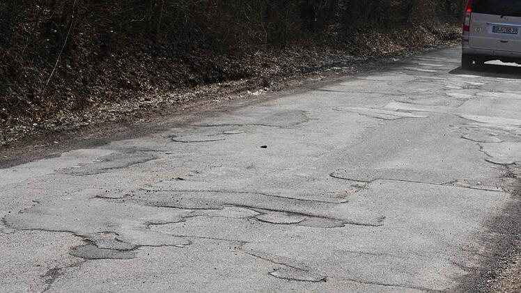Diese notdürftig geflickte "Partchwork-Straße" führt zur Begegnungsstätte "Heiligenhof". Sie ist für Stoßdämpfer ein Härtetest.