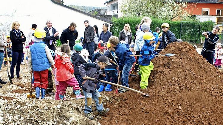 Unter den Augen der örtlichen Prominenz und Kindergartenleitung nahmen die Mädchen und Jungen selbst den Spatenstich vor.Alle Fotos: Renate Neubecker