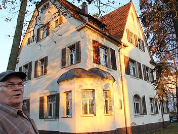 Denkmalfreund Georg Schockel appelliert an den Landkreis, die Galstervilla umgehend zu sanieren oder zu verkaufen.  Foto: Andreas Dorsch