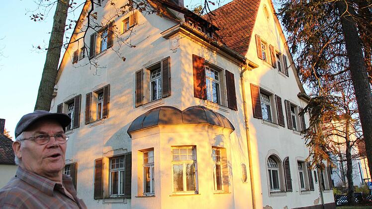Denkmalfreund Georg Schockel appelliert an den Landkreis, die Galstervilla umgehend zu sanieren oder zu verkaufen.  Foto: Andreas Dorsch