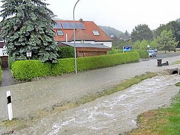 So sieht es nach einem Starkregen in der "Schütt" aus. Selbst die Straße ist überschwemmt. Fotos: Tobias Braunersreuther