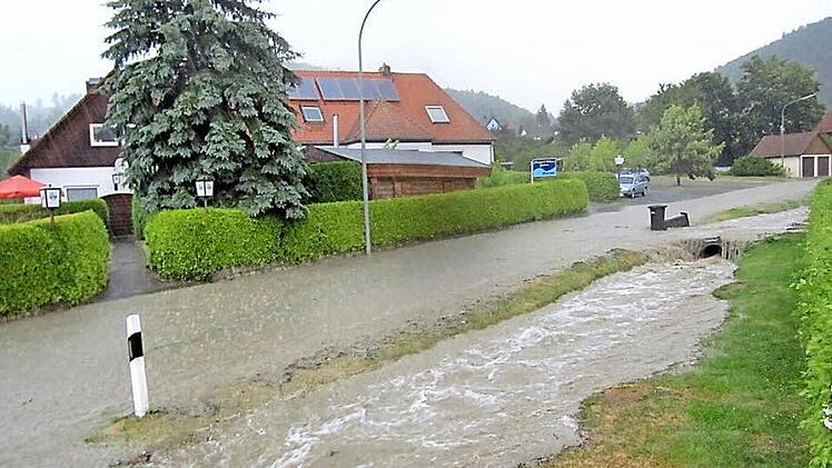So sieht es nach einem Starkregen in der "Schütt" aus. Selbst die Straße ist überschwemmt. Fotos: Tobias Braunersreuther