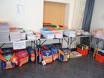 Das Lager stellt nicht nur Hefte in allen Größen und Variationen, sondern auch Stifte oder Bastelbedarf günstig zur Verfügung. Foto: Nelly Ritz