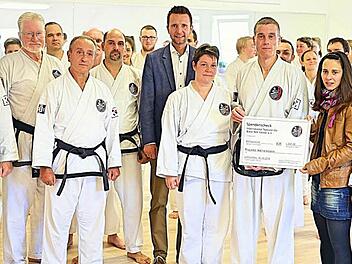 Bei der Spenden&uuml;bergabe sind Torsten Stamm (von rechts ), Andrea Zellmer, Johannes Steinb&ouml;ck, Stefanie Steinb&ouml;ck, B&uuml;rgermeister Andreas H&uuml;gerich, Tasos Tasmils, Efstratios Papadellis, Professor James Clawson und Andreas Prinz mit dabei.  Foto: privat