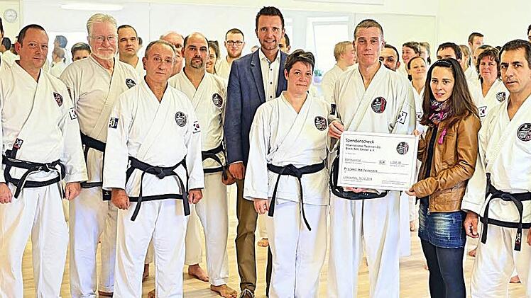 Bei der Spenden&uuml;bergabe sind Torsten Stamm (von rechts ), Andrea Zellmer, Johannes Steinb&ouml;ck, Stefanie Steinb&ouml;ck, B&uuml;rgermeister Andreas H&uuml;gerich, Tasos Tasmils, Efstratios Papadellis, Professor James Clawson und Andreas Prinz mit dabei.  Foto: privat