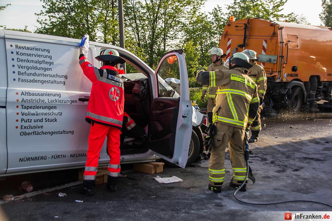 Schwerer Unfall in Fürth: Kleintransporter kracht in Kehrfahrzeug