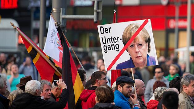 Wer sind die Menschen, die bei Pegida-Kundgebungen auf die Stra&szlig;e gehen?  Archivfoto: dpa