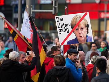 Wer sind die Menschen, die bei Pegida-Kundgebungen auf die Straße gehen?  Archivfoto: dpa