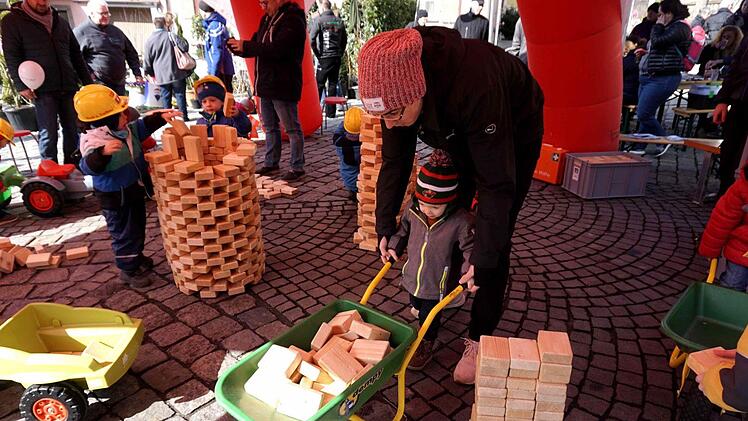 Als Bauhelfer musste auch die Mama herhalten