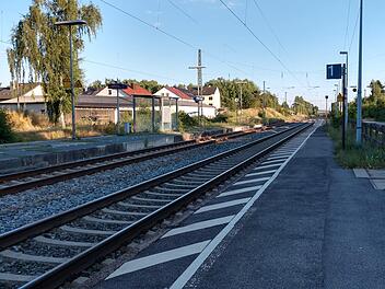 Der rechte Bahnsteig im Hallstadter Bahnhof wird nach Abschluss der Baustelle nicht mehr vorhanden sein, der Zugang zu beiden Gleisen erfolgt dann über den Mittelbahnsteig links.Johannes Michel