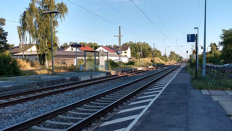 Der rechte Bahnsteig im Hallstadter Bahnhof wird nach Abschluss der Baustelle nicht mehr vorhanden sein, der Zugang zu beiden Gleisen erfolgt dann über den Mittelbahnsteig links.Johannes Michel