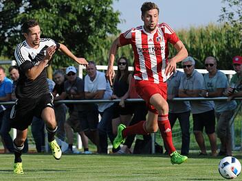 Mit großem Kampf holten Jogo Feser (rechts) und seine Fuchsstädter zum Saisonauftakt in Euerbach ein 2:2; der Stürmer traf. In Fuchsstadt darf sich das gern wiederholen.ssp