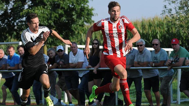 Mit großem Kampf holten Jogo Feser (rechts) und seine Fuchsstädter zum Saisonauftakt in Euerbach ein 2:2; der Stürmer traf. In Fuchsstadt darf sich das gern wiederholen.ssp