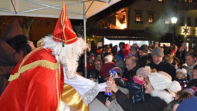 Der Nikolaus und sein Knecht Ruprecht verschenkten beim Nikolausmarkt der Hobbybastler in Ha&szlig;furt 400 T&uuml;ten mit S&uuml;&szlig;igkeiten an alle Kinder.Ulrike Langer