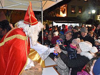 Der Nikolaus und sein Knecht Ruprecht verschenkten beim Nikolausmarkt der Hobbybastler in Haßfurt 400 Tüten mit Süßigkeiten an alle Kinder.Ulrike Langer