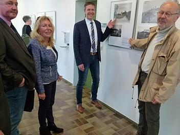 Manfred Nehab (rechts) erläutert Bürgermeister Marco Steiner und anderen Ausstellungsbesuchern die Zusammenhänge der Bilder. Foto: Lothar Weidner