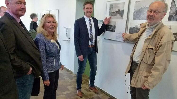 Manfred Nehab (rechts) erläutert Bürgermeister Marco Steiner und anderen Ausstellungsbesuchern die Zusammenhänge der Bilder. Foto: Lothar Weidner