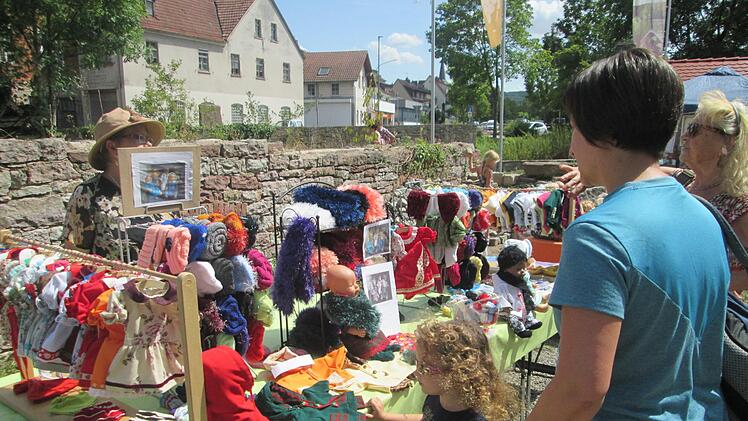 Puppenkleider, handgestrickt und handgenäht: Auch im Zeitalter von Smartphones  üben sie eine enorme Anziehungskraft auf große und kleine Mädchen aus. Winfried Ehling