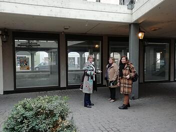 Eignen sich die Räume des ehemaligen Drogerie-Marktes Müller für einen CAP-Markt? Dagmar Keis-Lechner, Barbara Ruckdäschel von der gleichnamigen Hausverwaltung und Fachberaterin Maria Canellou diskutieren die Möglichkeiten. Foto: Katrin Geyer