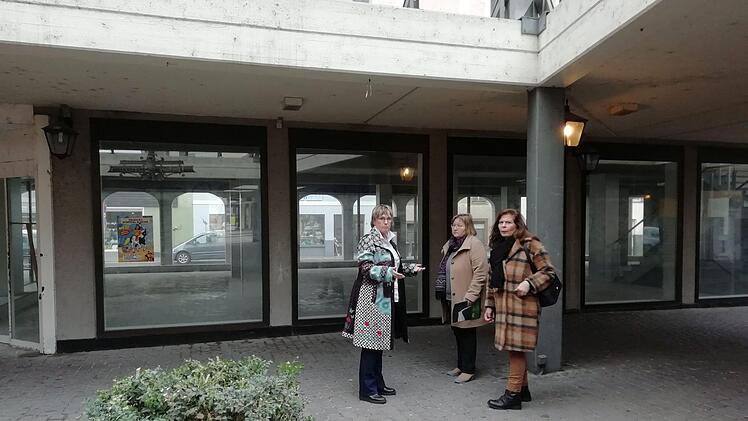 Eignen sich die Räume des ehemaligen Drogerie-Marktes Müller für einen CAP-Markt? Dagmar Keis-Lechner, Barbara Ruckdäschel von der gleichnamigen Hausverwaltung und Fachberaterin Maria Canellou diskutieren die Möglichkeiten. Foto: Katrin Geyer