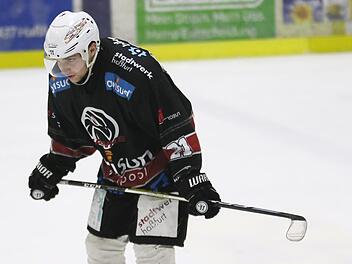 Drei Tore steuerte Haßfurts Jan Trübenekr beim Auftritt der HaßfurterHawks beim ESC Kempten bei. Die insgesamt sechs Treffer waren letztlich zu wenig, denn die Sharks siegten mit 8:6 und sorgten somit für die zweite Niederlage der Kreisstädter im zweiten Aufstiegsrundenspiel. Ralf Naumann