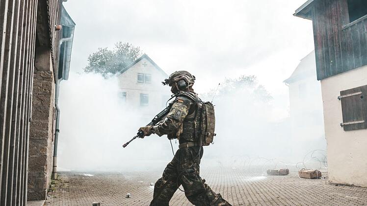 Die modulare Kampfausstattung ist im Orts-und Häuserkampf vielseitig einsetzbar. Fotos: Bundeswehr/Alena Schleicher