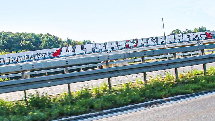 Club-Fans haben ihr Revier an der A73 bei Breitengüßbach großflächig markiert.  Foto: Sebastian Schanz