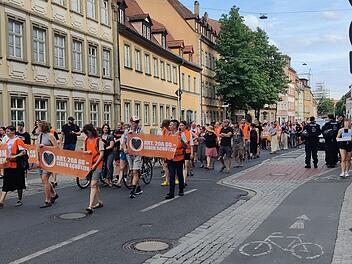 Bamberg: Klima-Kleber starten Protestmarsch nach Verurteilung im Schnellverfahren - Polizei ermahnt Fahrradfahrer