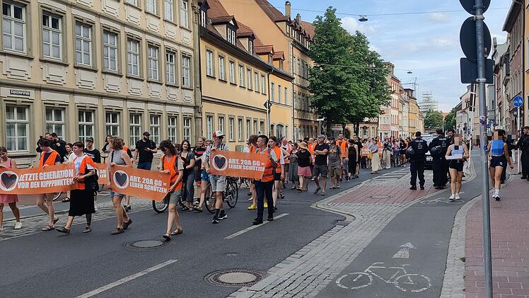 Bamberg: Klima-Kleber starten Protestmarsch nach Verurteilung im Schnellverfahren - Polizei ermahnt Fahrradfahrer