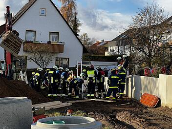 Heroldsberg: Mann (45) stirbt während Kanalrohrarbeiten - schrecklicher Betriebsunfall