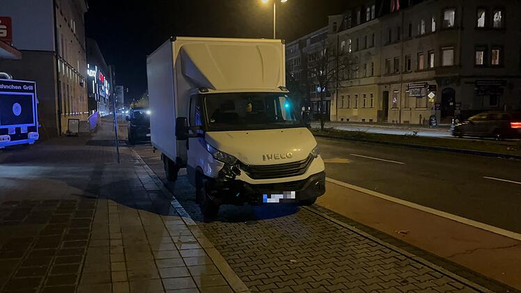 Unfall in Nürnberg in der Äußere Bayreuther Straße: Bei der Kollision wurde eine Person verletzt.