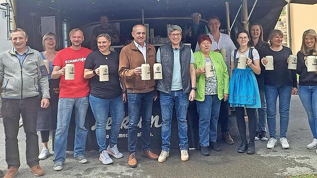 B&uuml;rgermeister Robert H&uuml;mmer (Mitte) er&ouml;ffnete das Fest mit einem Bieranstich.